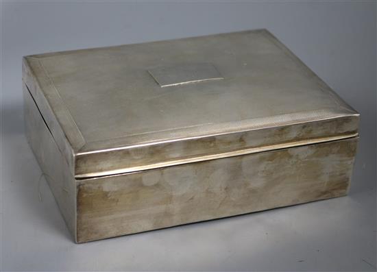 A 1930s engine turned silver cigarette box, 17.9cm.